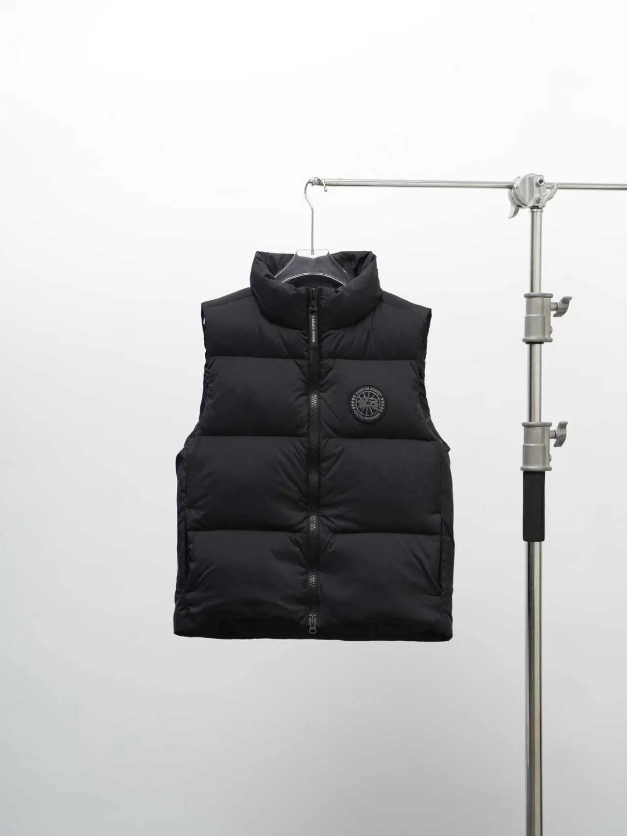 P580 Canada gooes Lawrence Down Vest (high version) With a durable shell and quilted body, the Lawrence Down Vest is a must-have for all seasons. The fabric has a durable soft touch. Longer hem at back for added protection. Reflective double-stripe grip tape at back. The Lawrence features an engineered down-filled collar to block strong winds, a two-way front zip and a longer rear hem. Color: black with red label, black with black label, desert color, ocean blue Size: XS -2XL